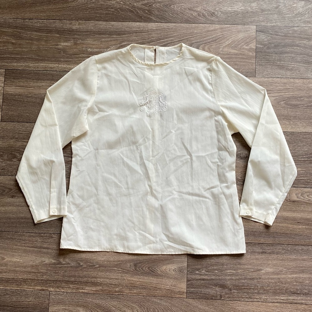 🌺 Embroidered crest vintage blouse